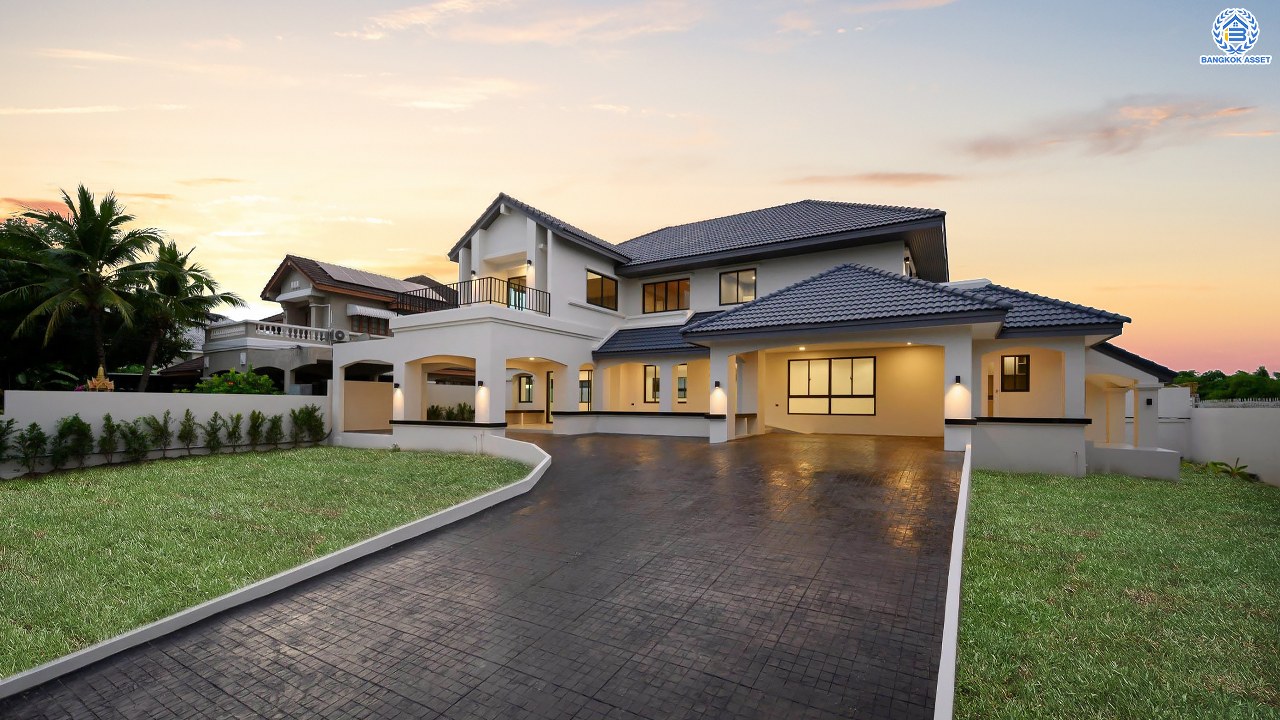 บ้านเดี่ยวฟิลคฤหาสน์มือสองตกแต่งใหม่ แบรนด์ LH ดีไซน์สุดหรูหรา โครงการ ลดาวัลย์ ปิ่นเกล้า เนื้อที่ 214 ตร.ว. บนพื้นที่ใช้สอยถึง 553.48 ตร.ม. ฟังก์ชันจัดเต็ม 4 ห้องนอน 5 ห้องน้ำ 1 ห้องอเนกประสงค์ 1 ห้องแม่บ้าน จอดรถได้ถึง 2 คัน ทำเลติดถนนบรมราชชนนี เชื่อมต่อหลายเส้นทาง ใกล้มหาวิทยาลัยมหิดล และเซ็นทรัลศาลายา